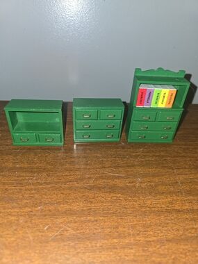 3 VTG Sylvanian Families Dressers